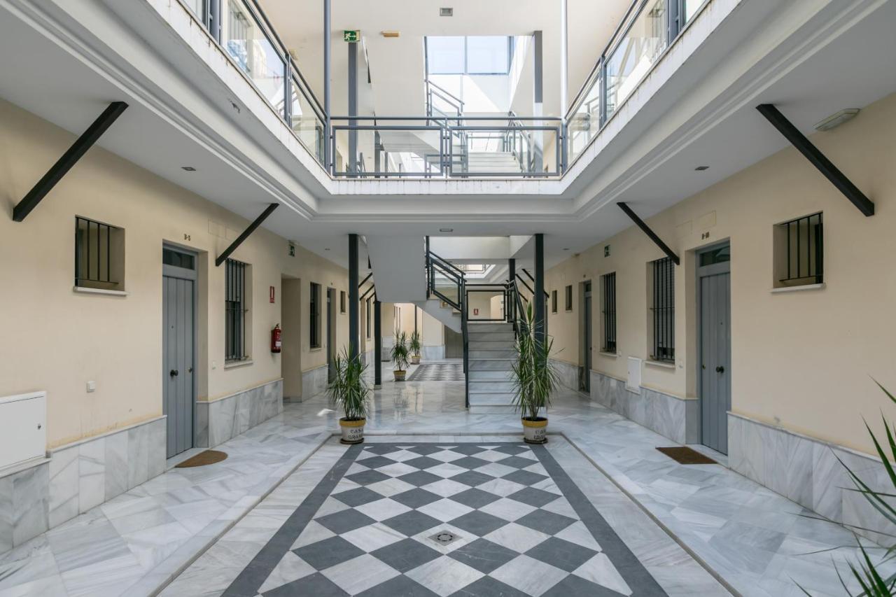 Apartamento Triana Deluxe Con Patio Privado Sevilla Eksteriør billede