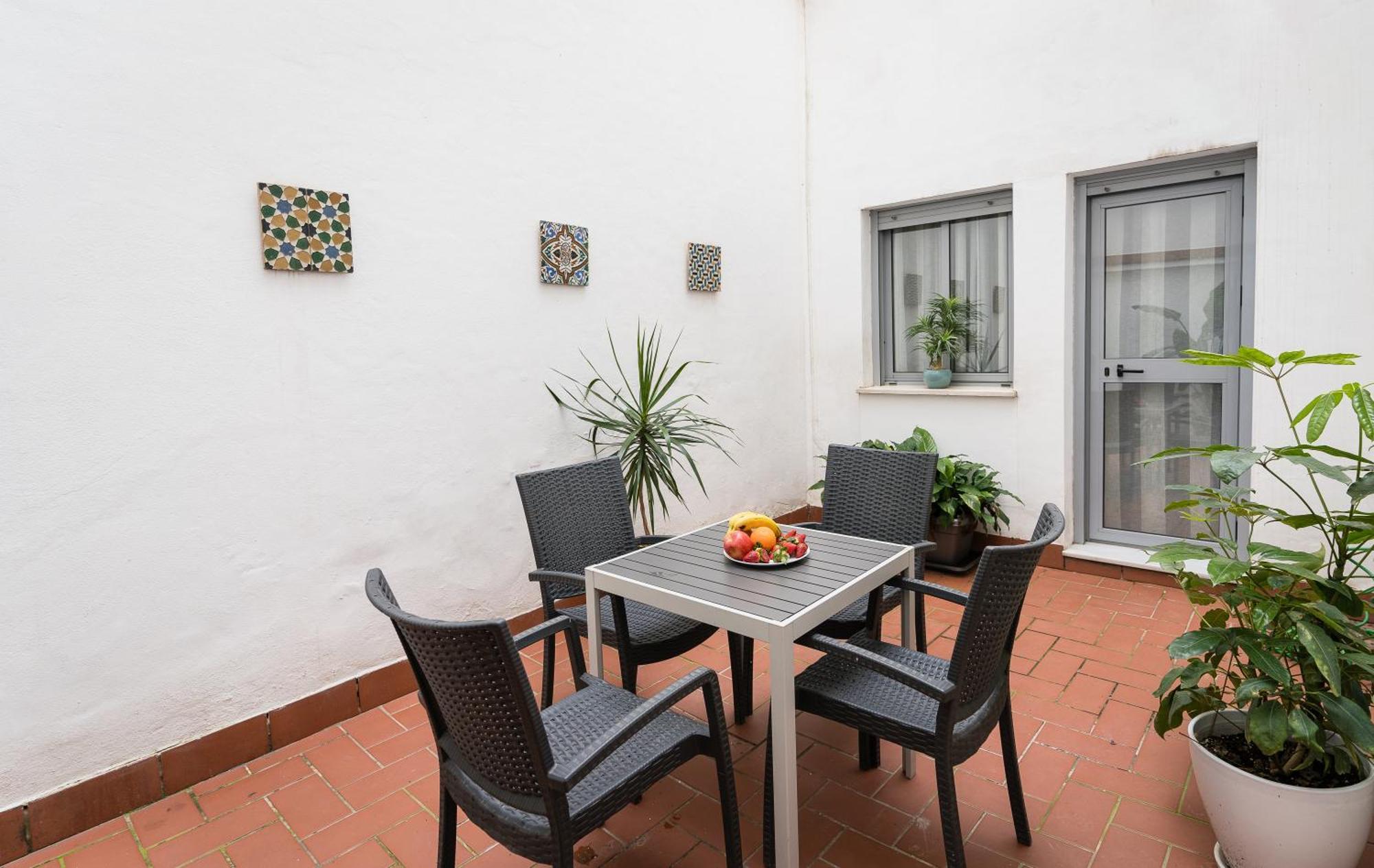 Apartamento Triana Deluxe Con Patio Privado Sevilla Eksteriør billede