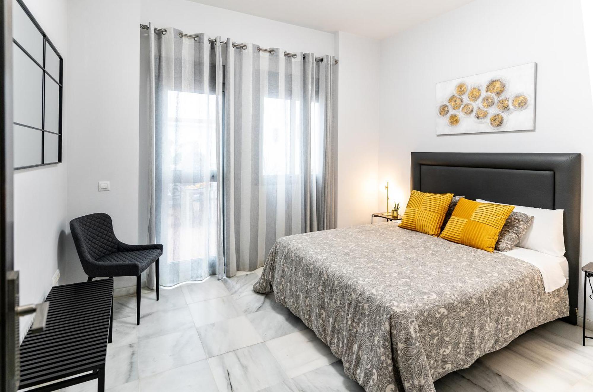 Apartamento Triana Deluxe Con Patio Privado Sevilla Eksteriør billede