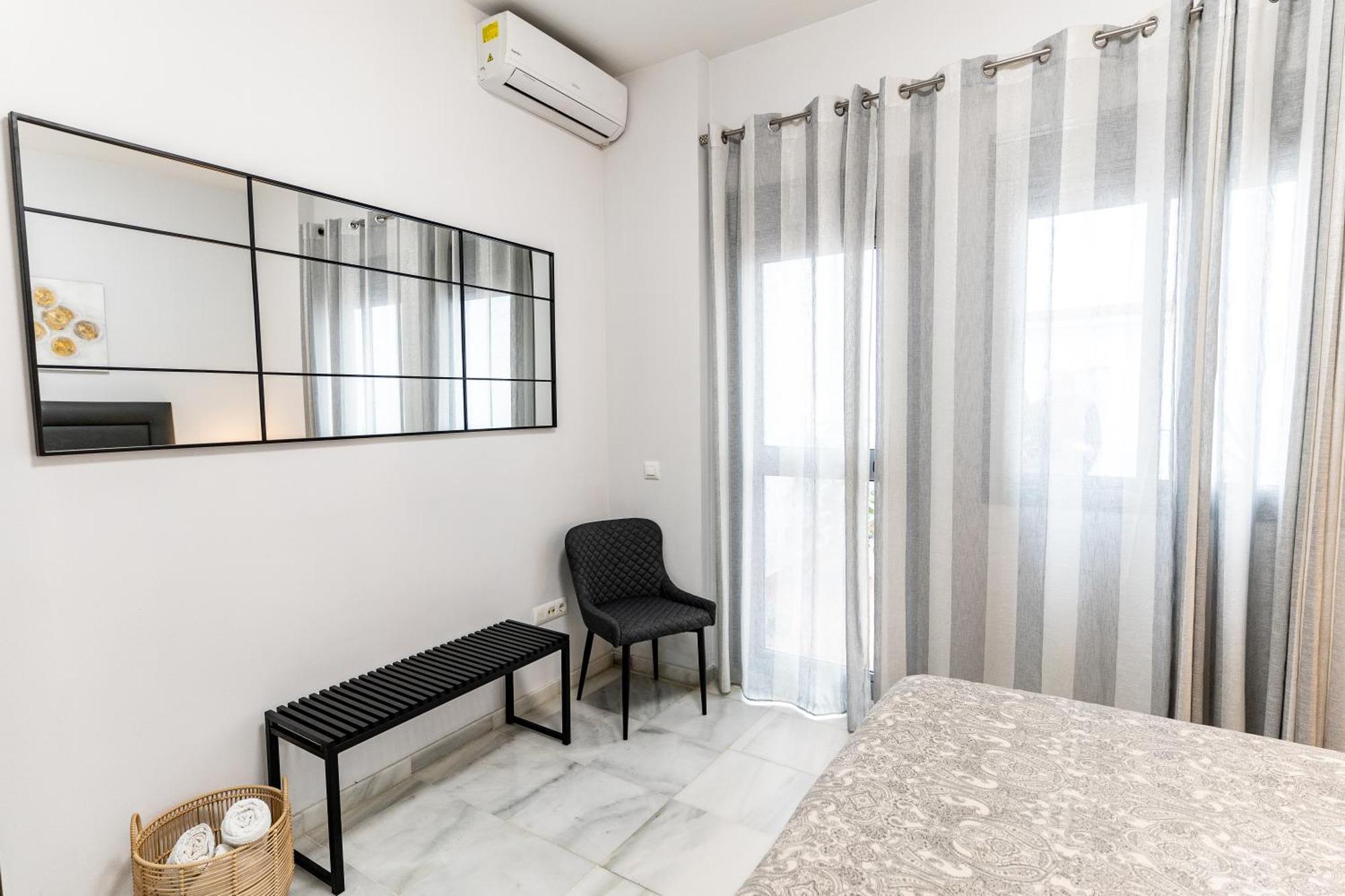 Apartamento Triana Deluxe Con Patio Privado Sevilla Eksteriør billede