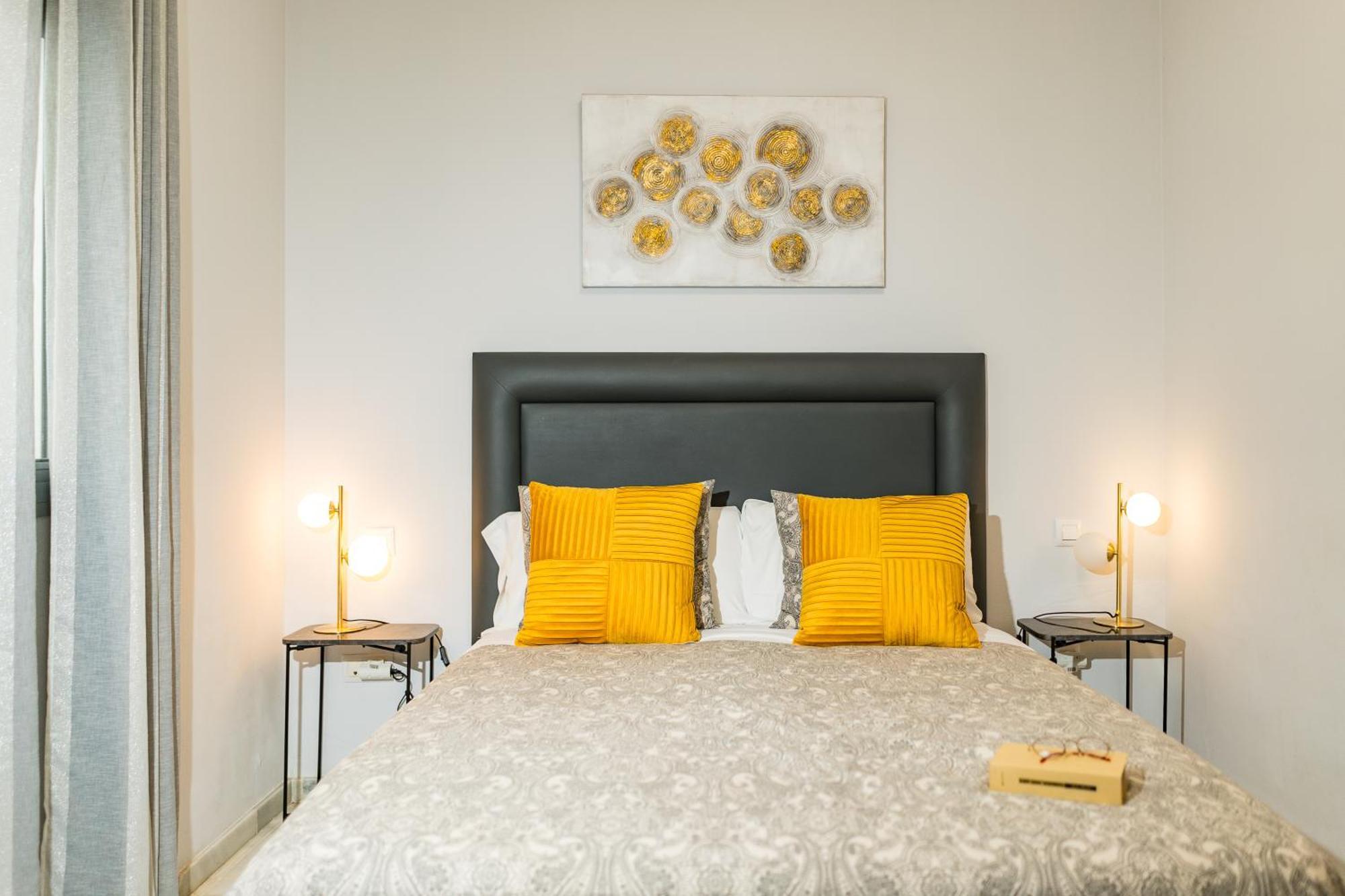 Apartamento Triana Deluxe Con Patio Privado Sevilla Eksteriør billede